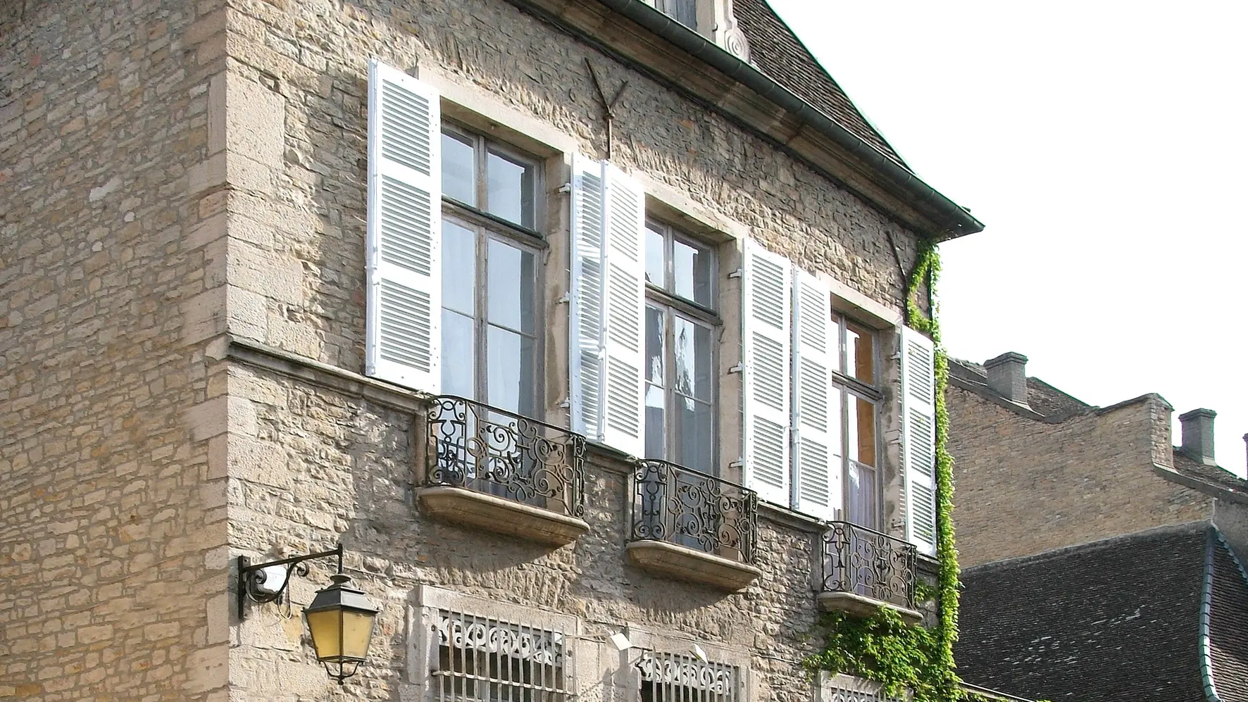 façade-sensation-vin-2A-rue-paul-bouchard-21200-Beaune