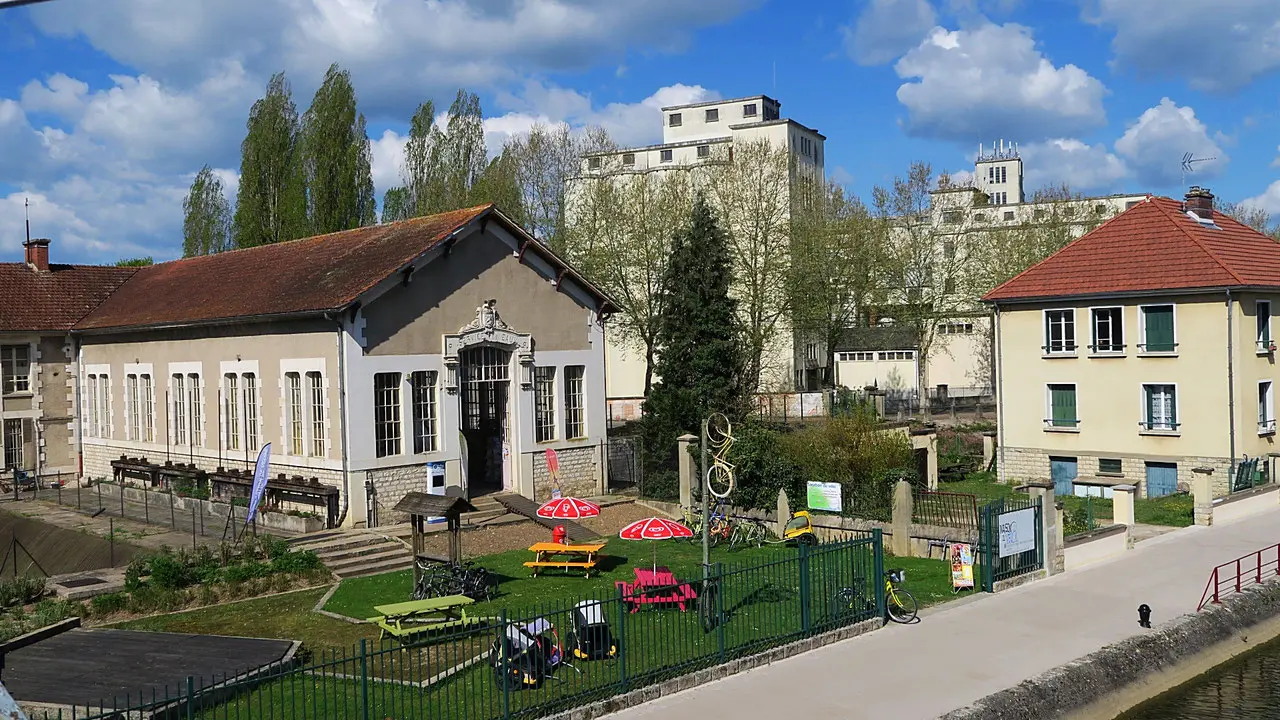 Le Batardeau, Cyclo, Bateau, Bistro