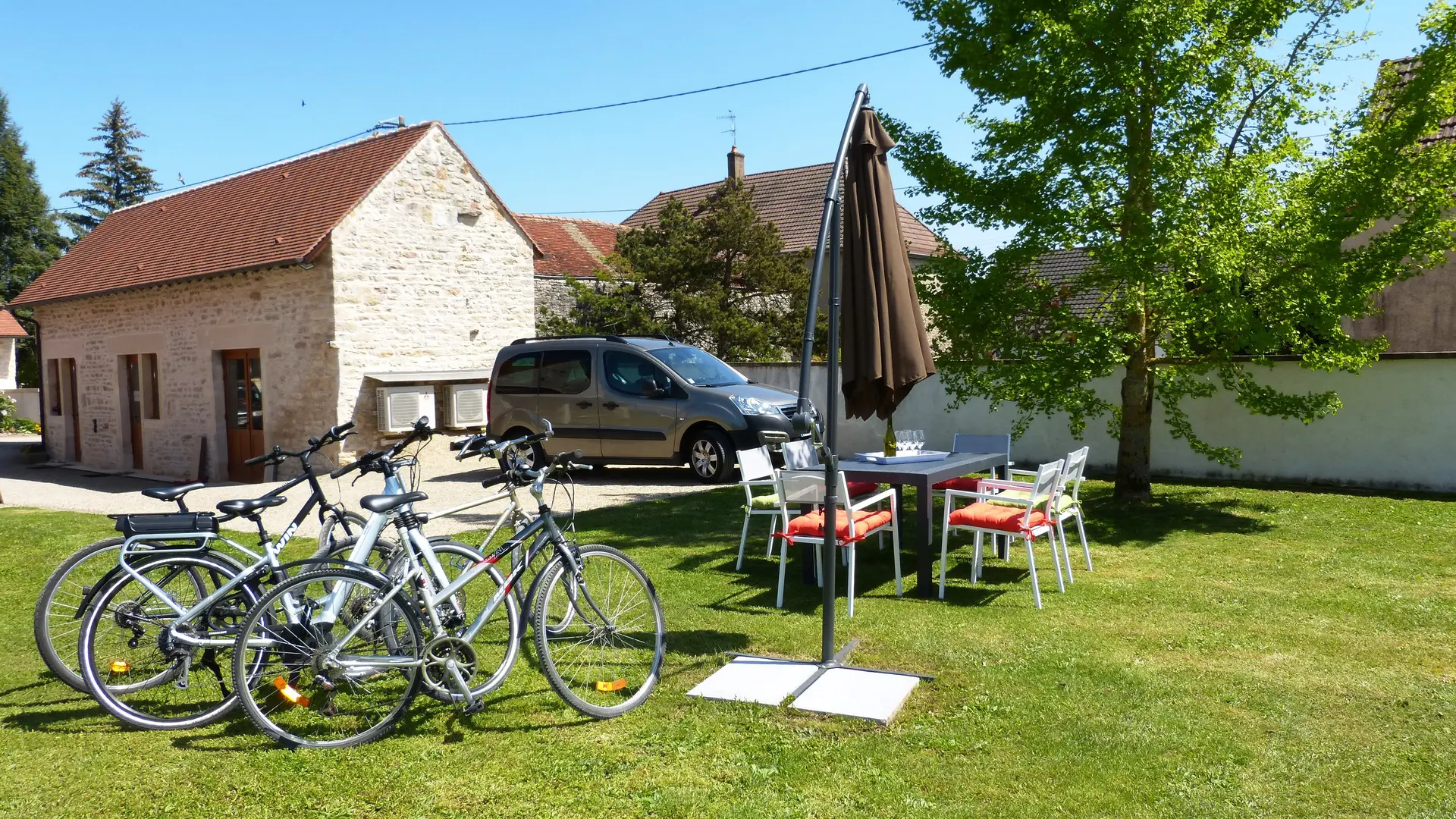 Jardin avec mobiliers - vélos sur place