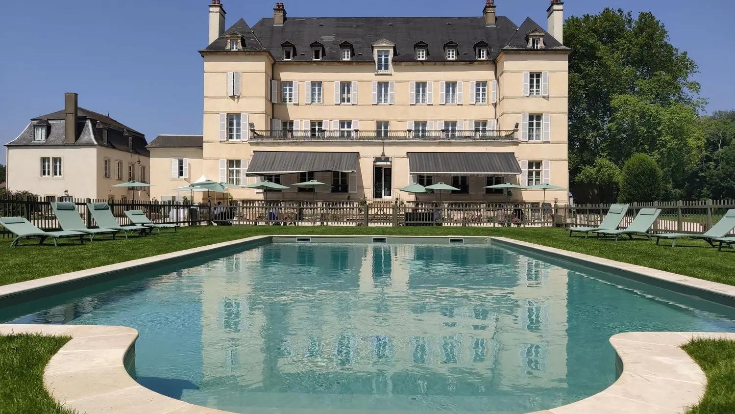 Piscine extréieure - Château de Saulon