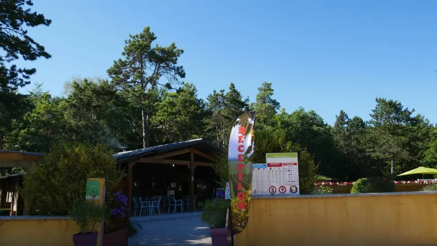 réception2-camping-le-relais-des-hautes-cotes-dijon-bourgogne-beaune-gevrey-chambertin-1