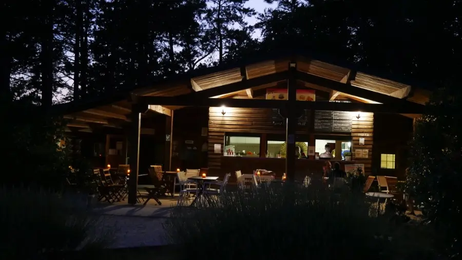 terrasse4-camping-le-relais-des-hautes-cotes-dijon-bourgogne-beaune-gevrey-chambertin-1