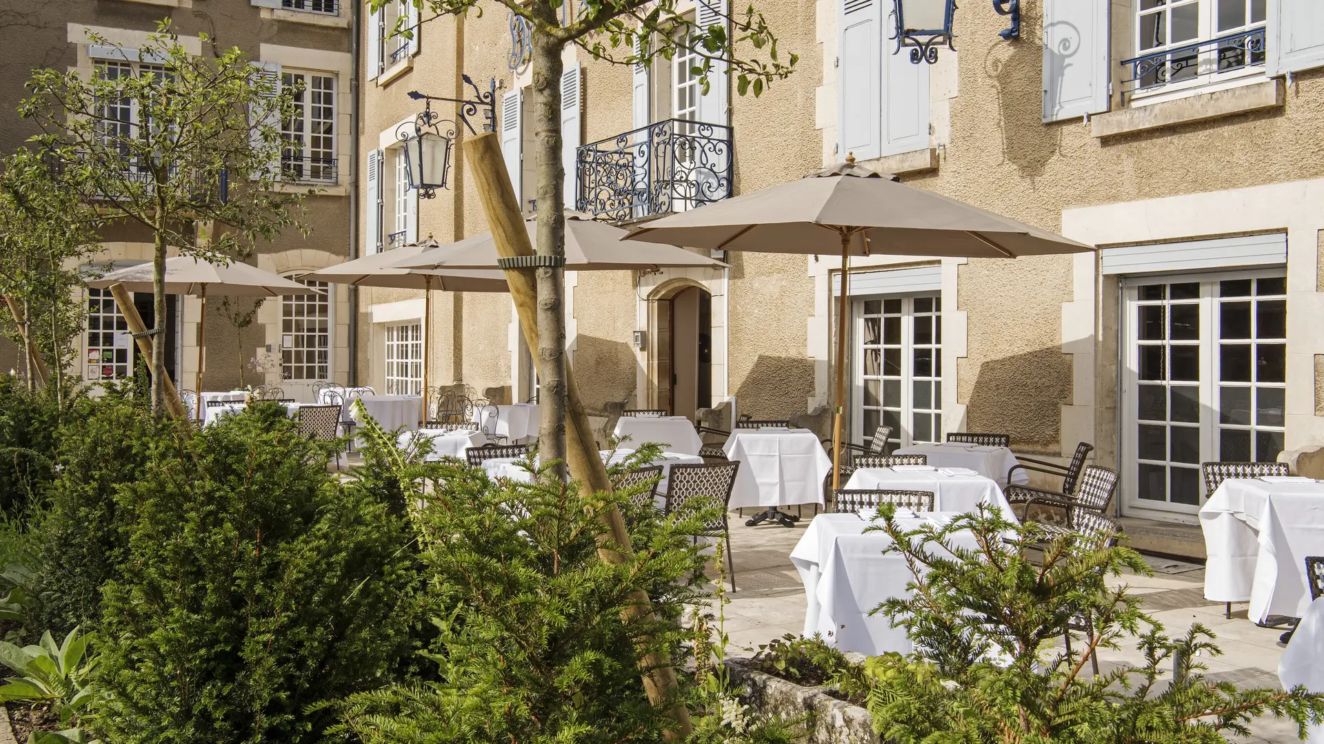 terrasse restaurant - hôtel de la poste et du lion d'or Vézelay Bourgogne