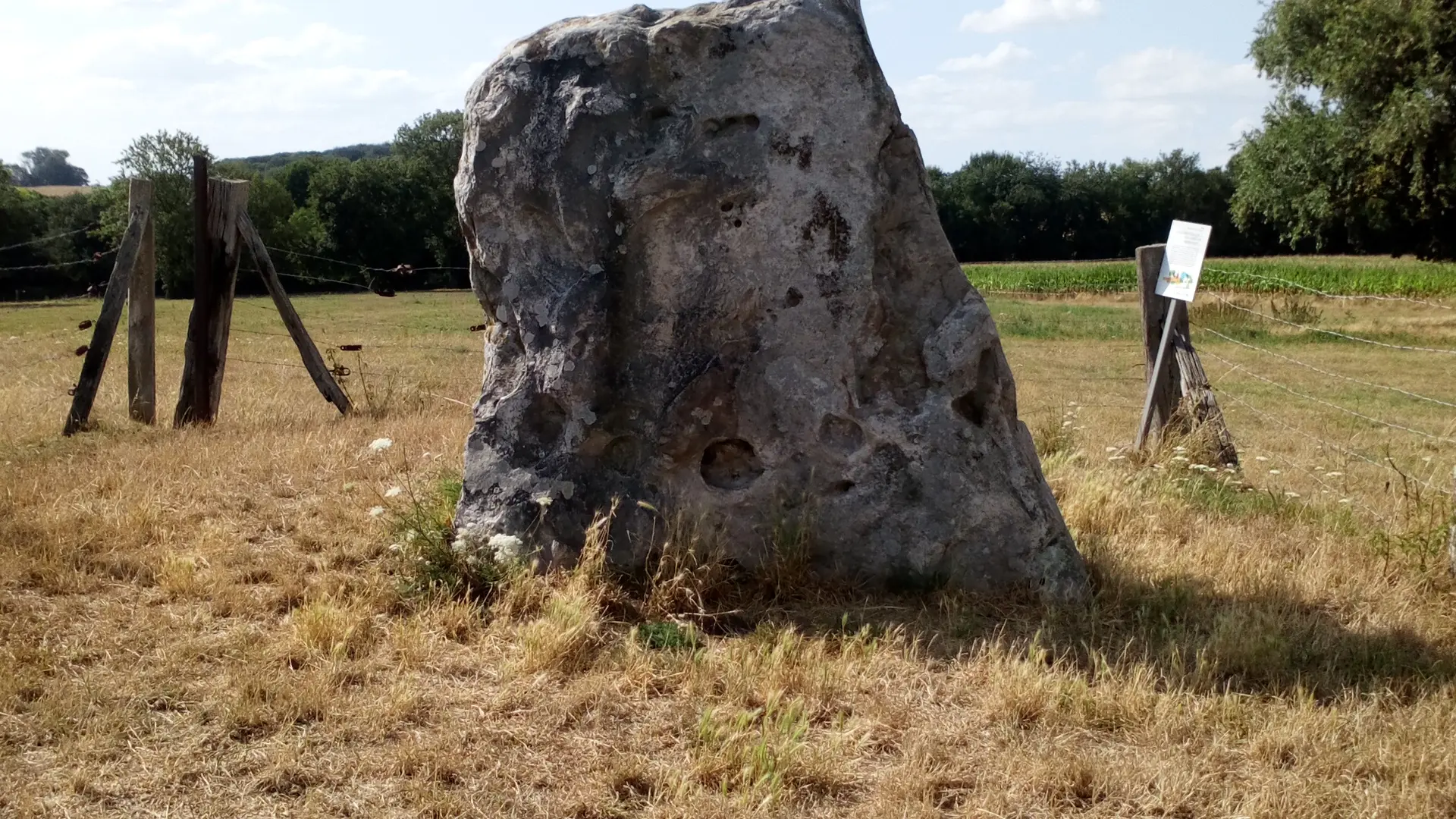 balade du menhir - menhir néotitique classé au patrimoine mondial de l'Unesco