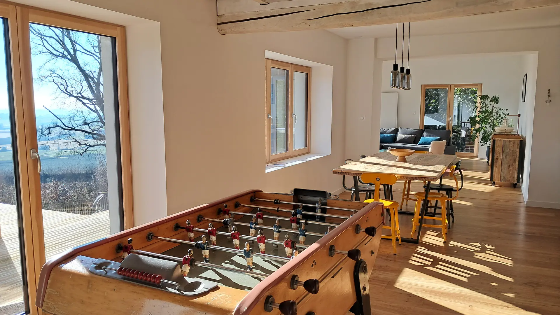 Pièce de vie avec babyfoot