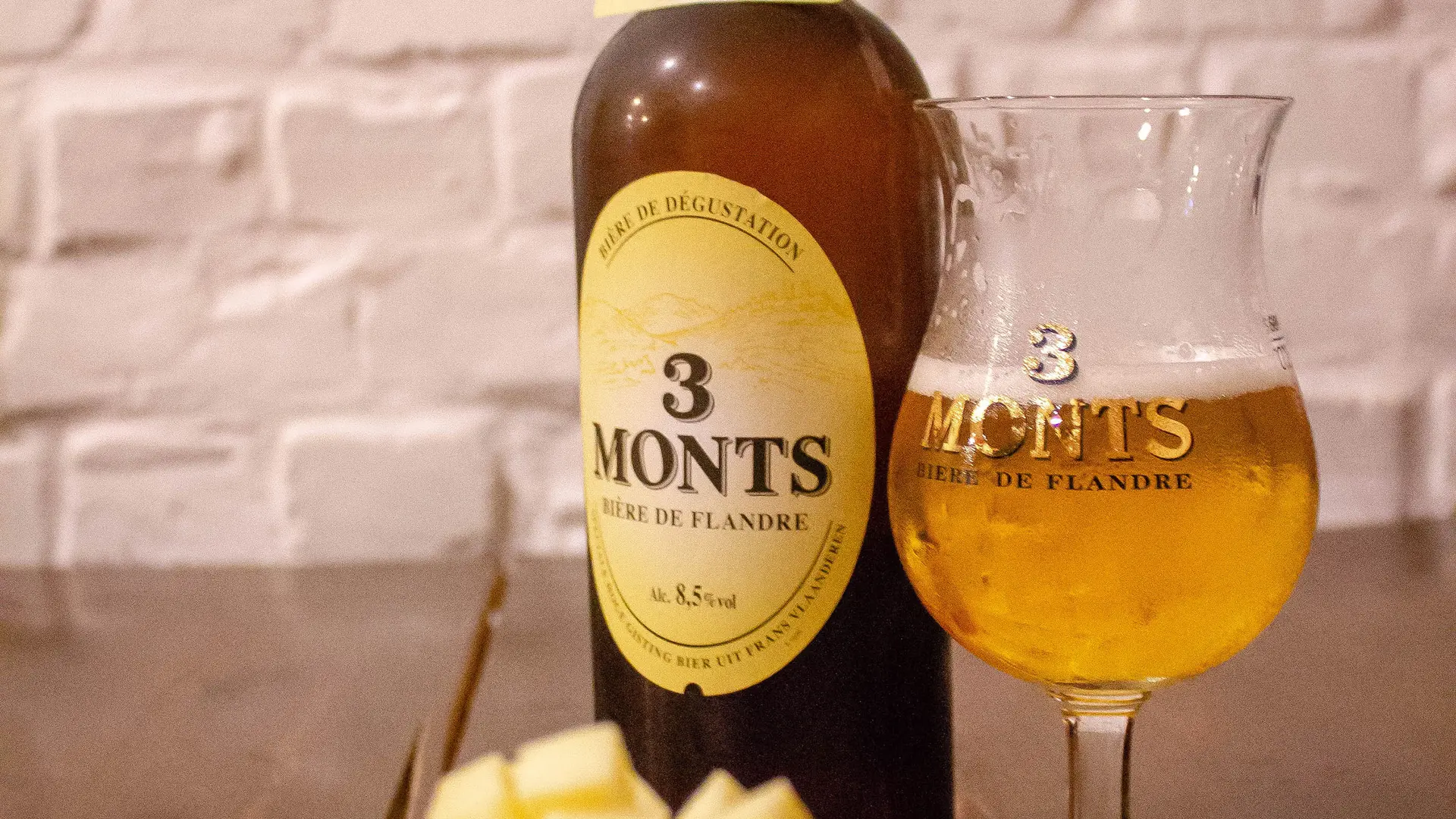 Bouteille et verre de BIERE 3 MONTS  l'abus d'alcool est dangereux pour la santé