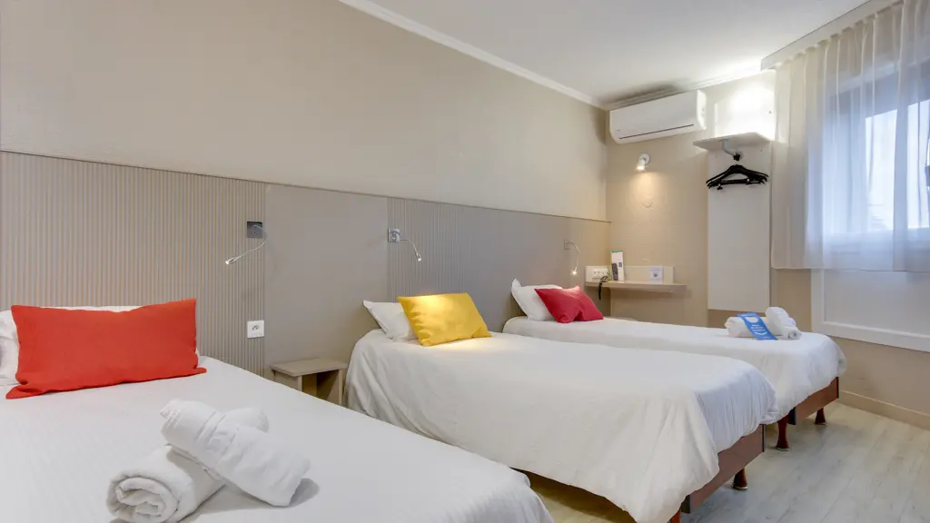 BRIT HOTEL - Chambre Triple 3 lits