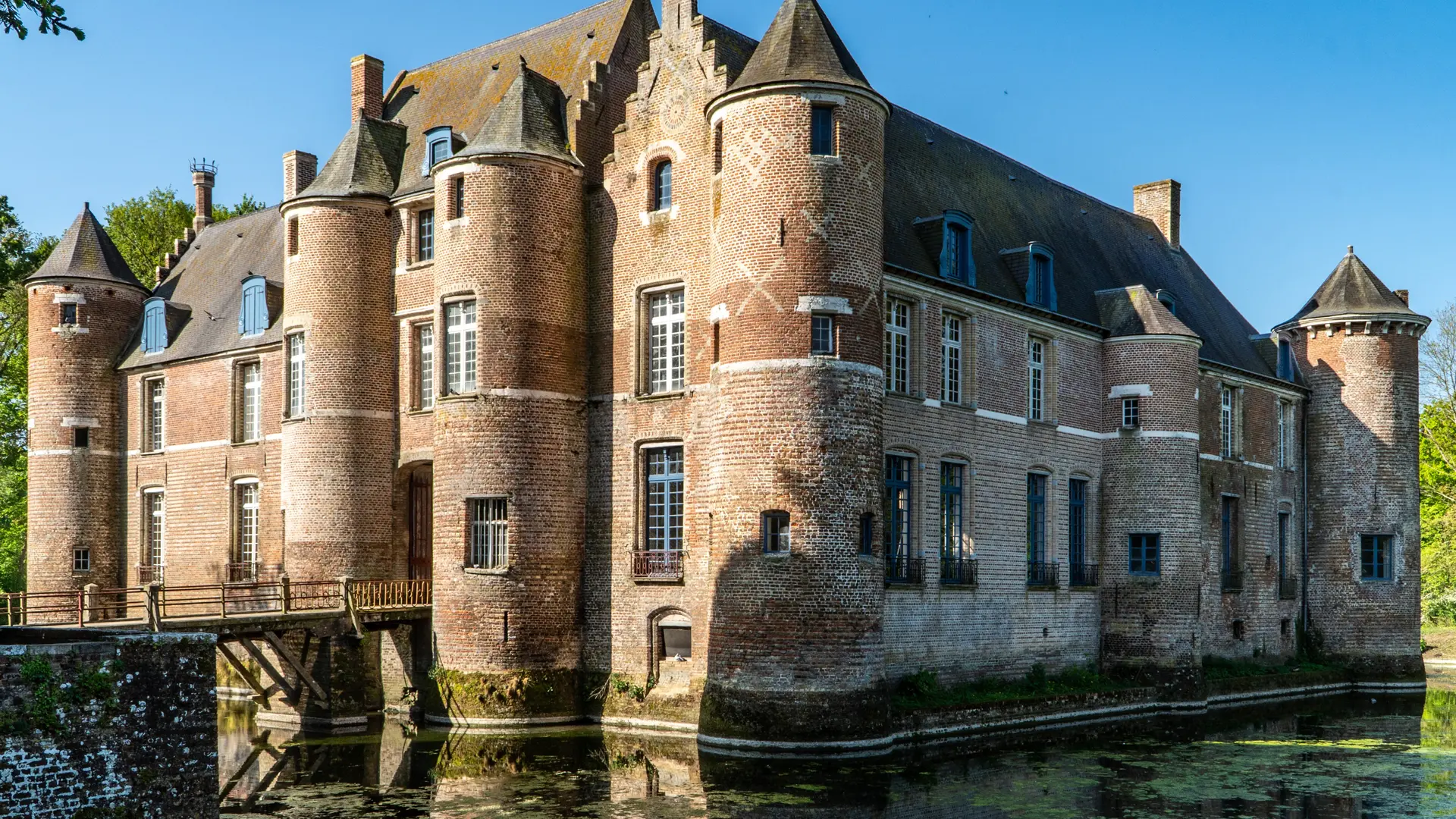 Chateau d'Esquelbecq et douves