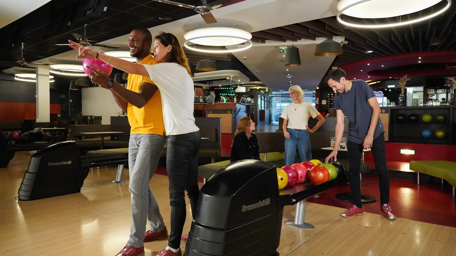 Personnes jouant aux bowling