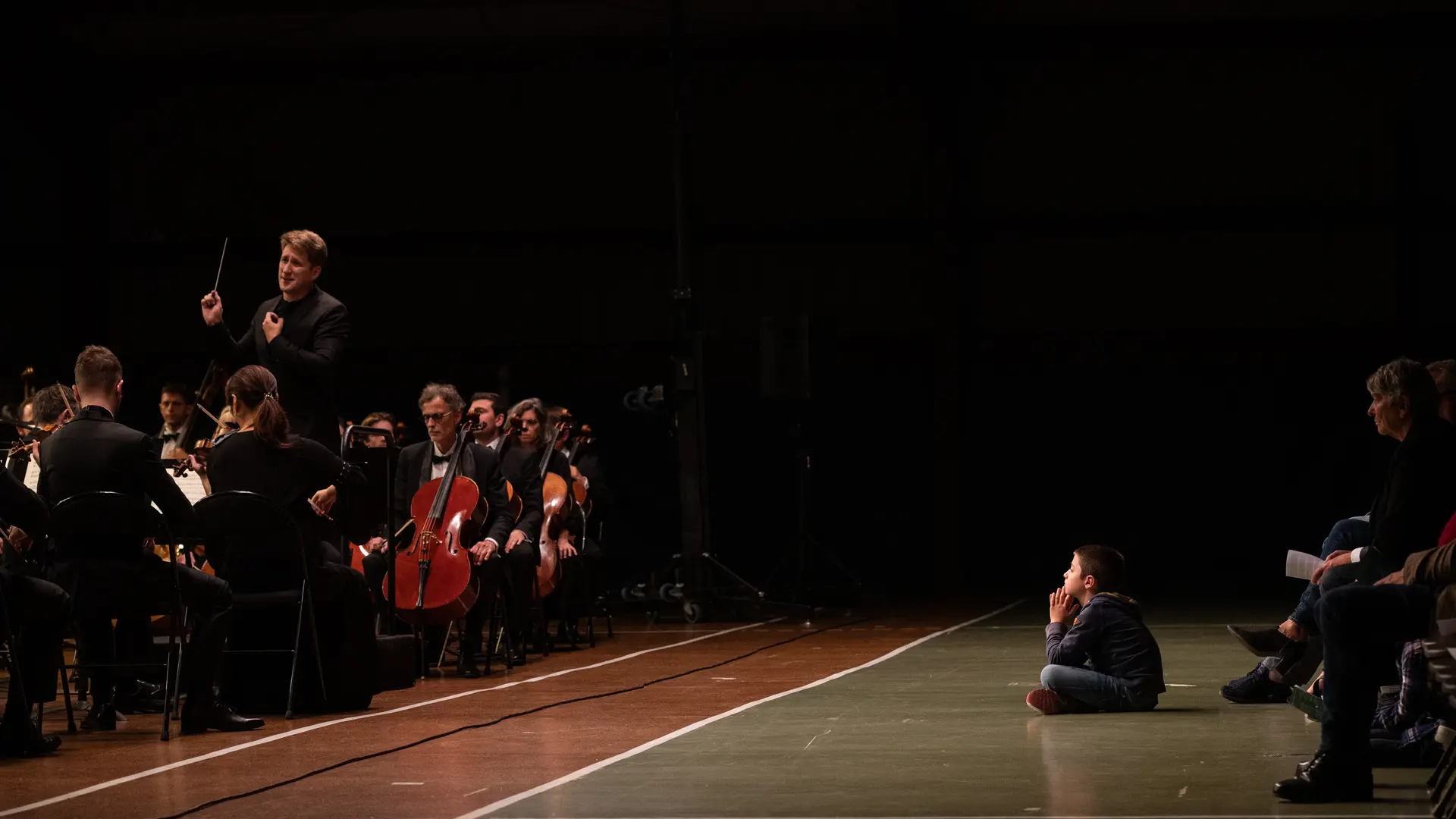Enfant assis à terre UGO PONTE @ ONL