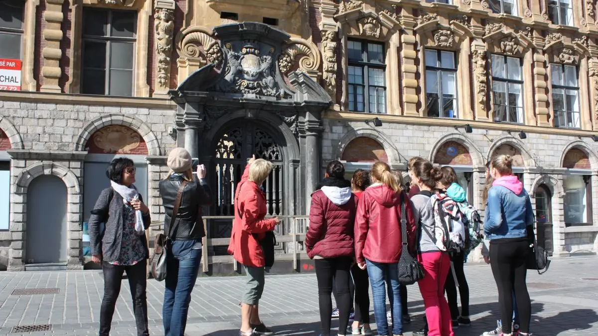 Groupe-place-theatre-vieille-bourse-visite-guidee-Lille-Tourisme-4-min