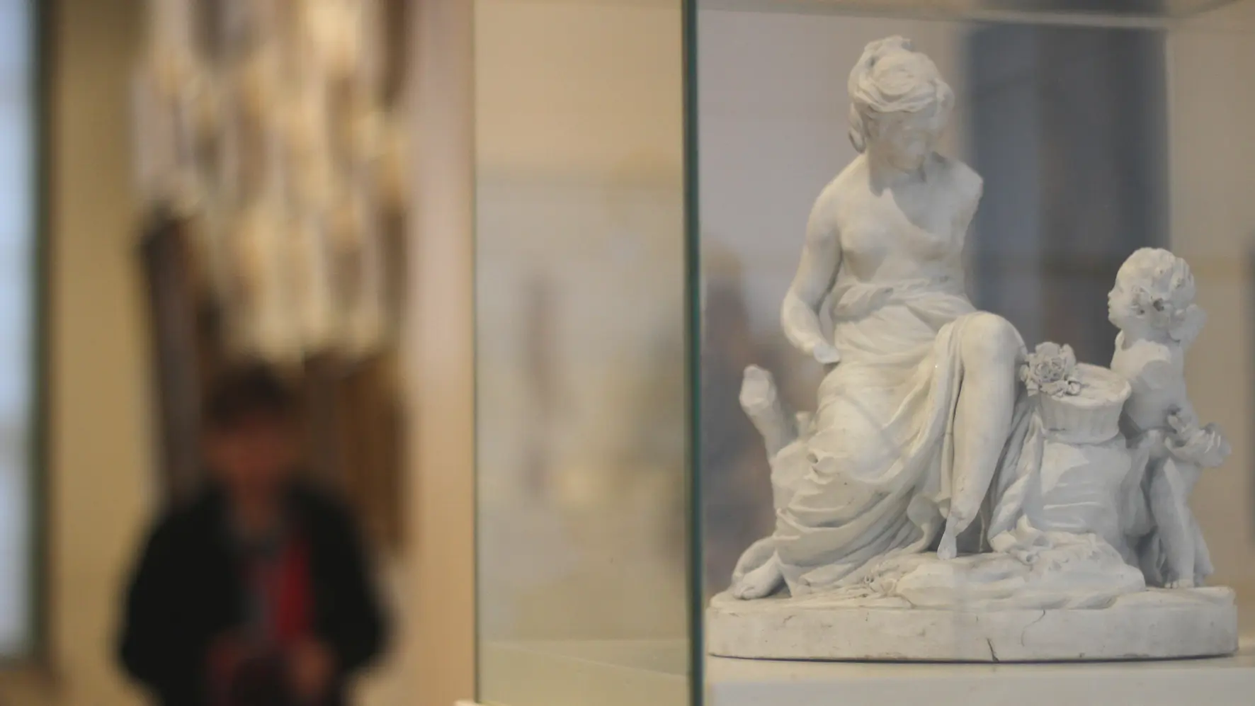 Jeune femme et Amour - Musée Benoît-De-Puydt ©A.Traisnel