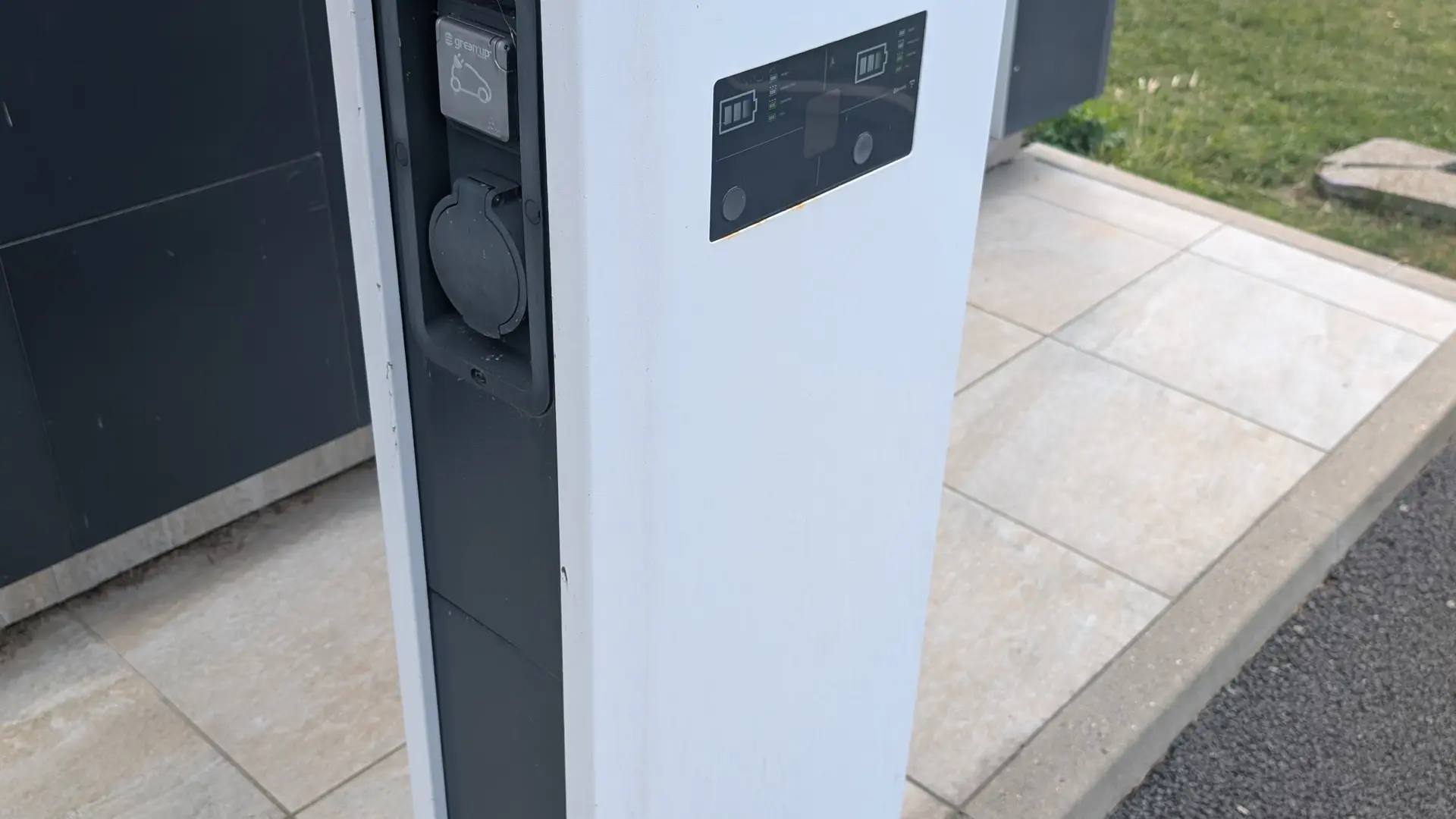 Borne de recharge (voiture électrique)
