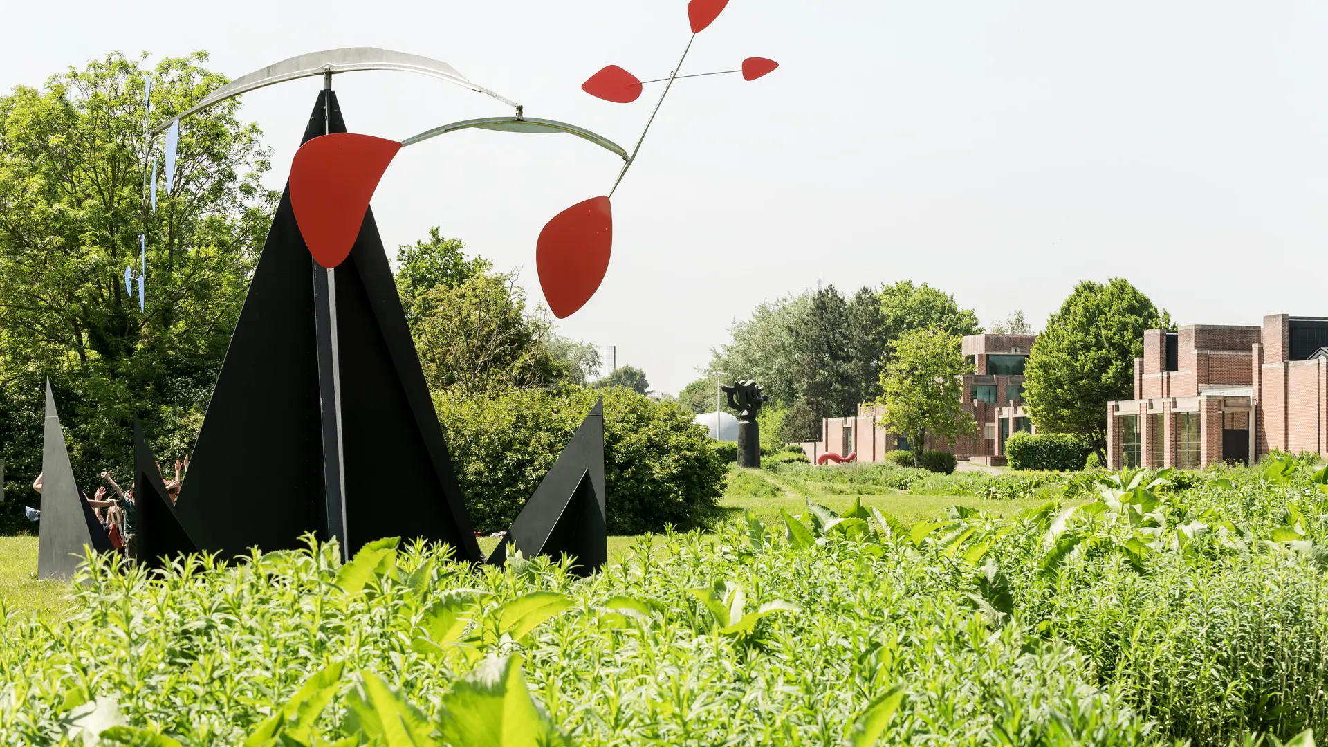 Vue extérieure du LaM avec Alexander Calder, Reims, Croix du Sud, 1969