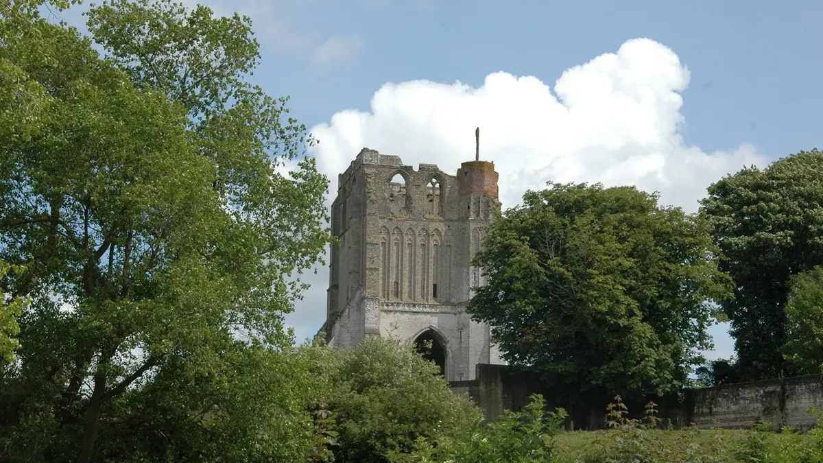 Vue sur la tour de l'abbaye de Watten