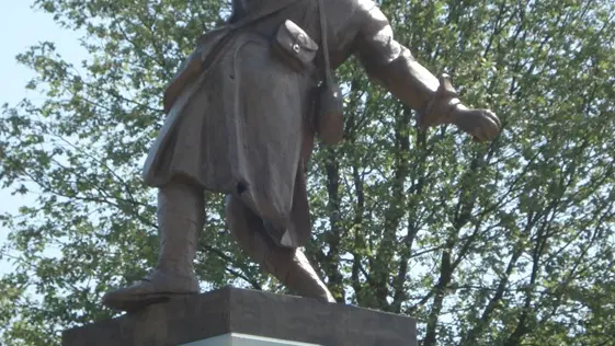 Statue du poilu à la Grenade