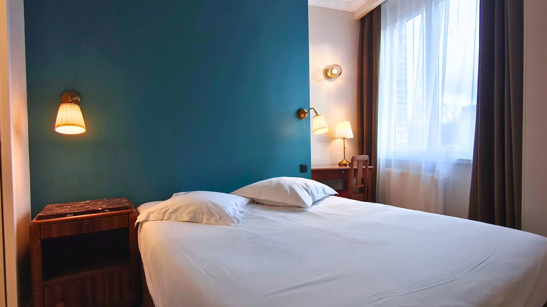 chambre standard_renovee_vue cour_@ Théo BENITEZ