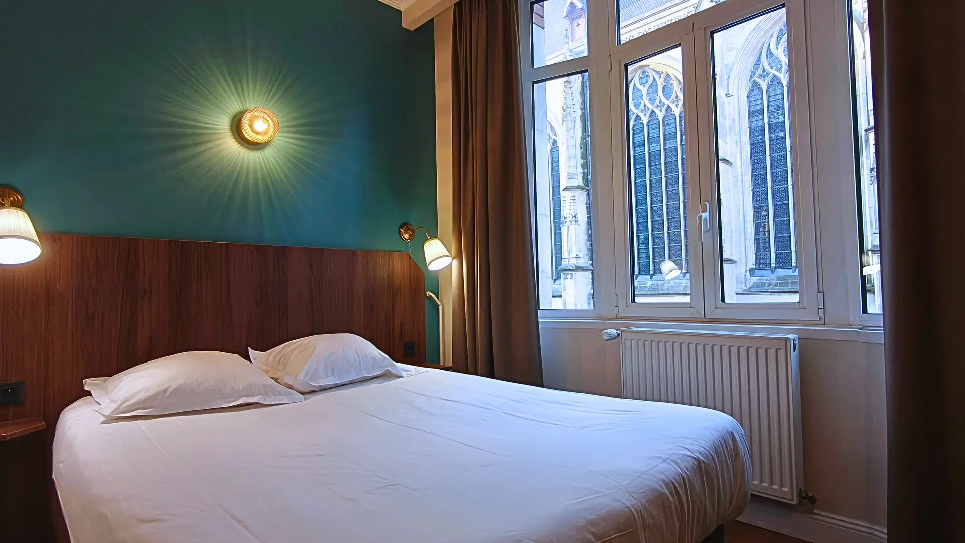 chambre standard renovee_vue eglise @ Théo BENITEZ