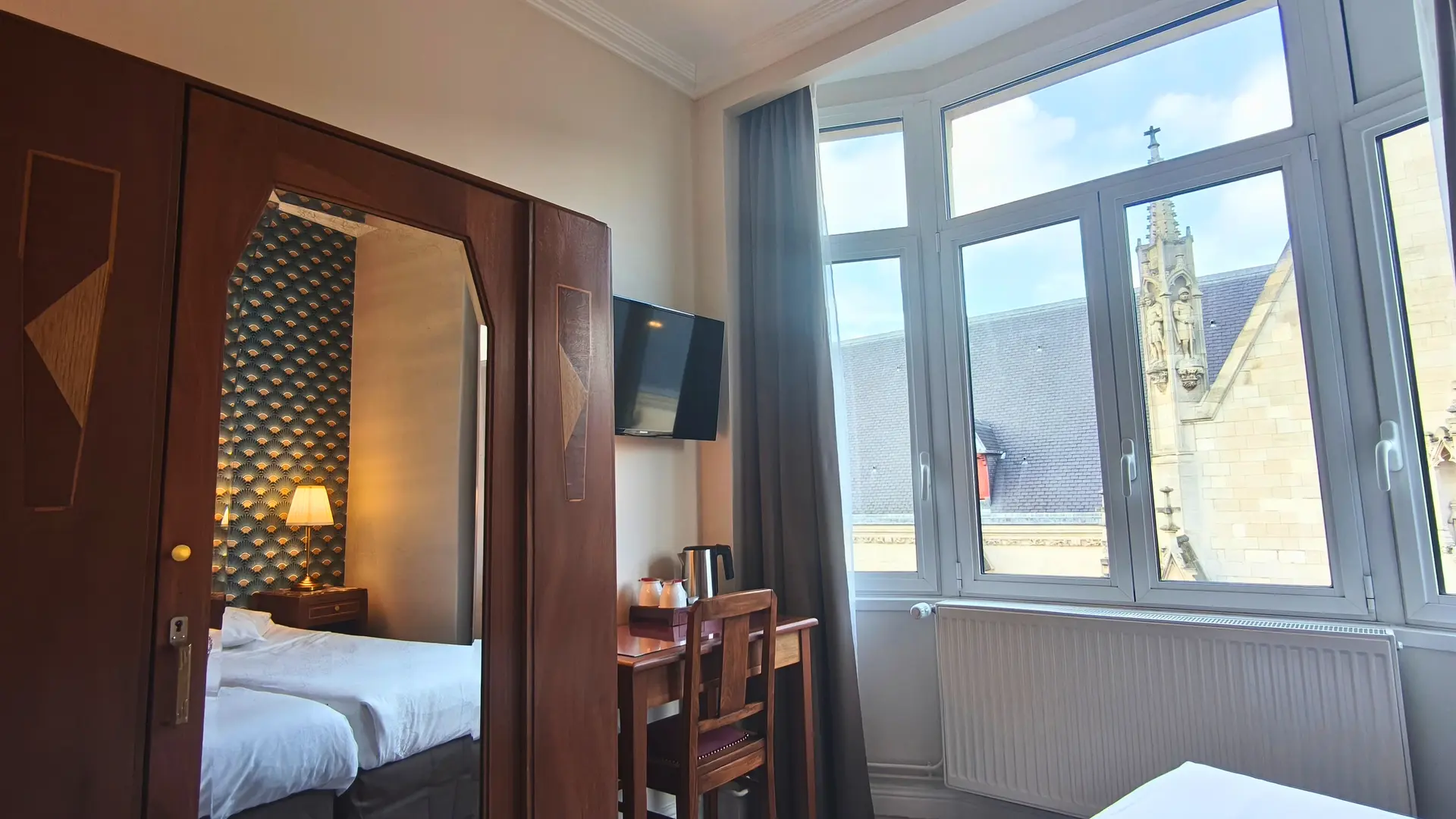 chambre twin renovee_armoire_bureau @ Théo BENITEZ