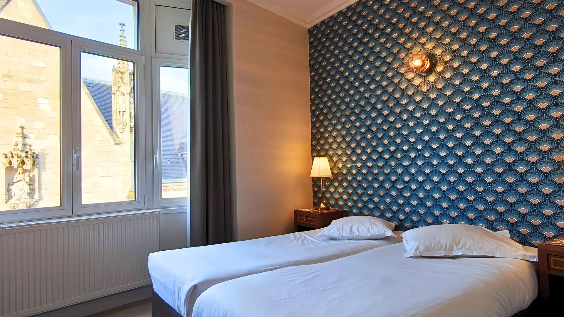 chambre twin renovee_vue eglise_2 @ Théo BENITEZ