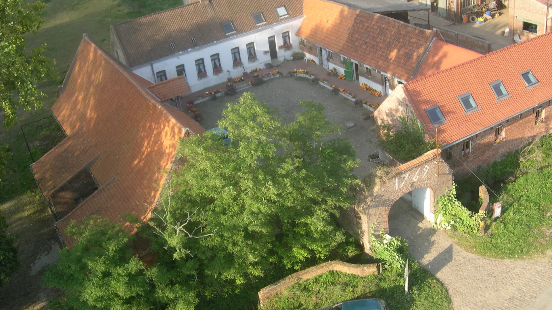 LA FERME DES MOTTES - Vue du ciel