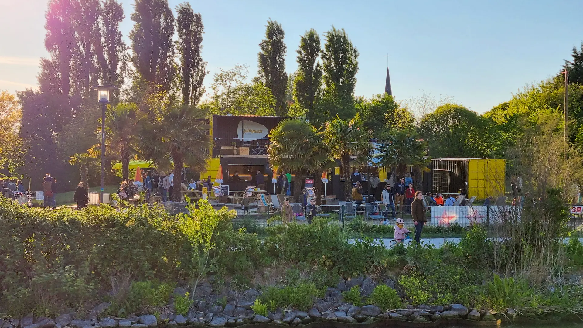 guinguette de la plage vue du canal