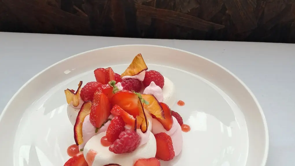 pavlova aux fruits rouges restaurant Alumni @ CORBEIL Thierry