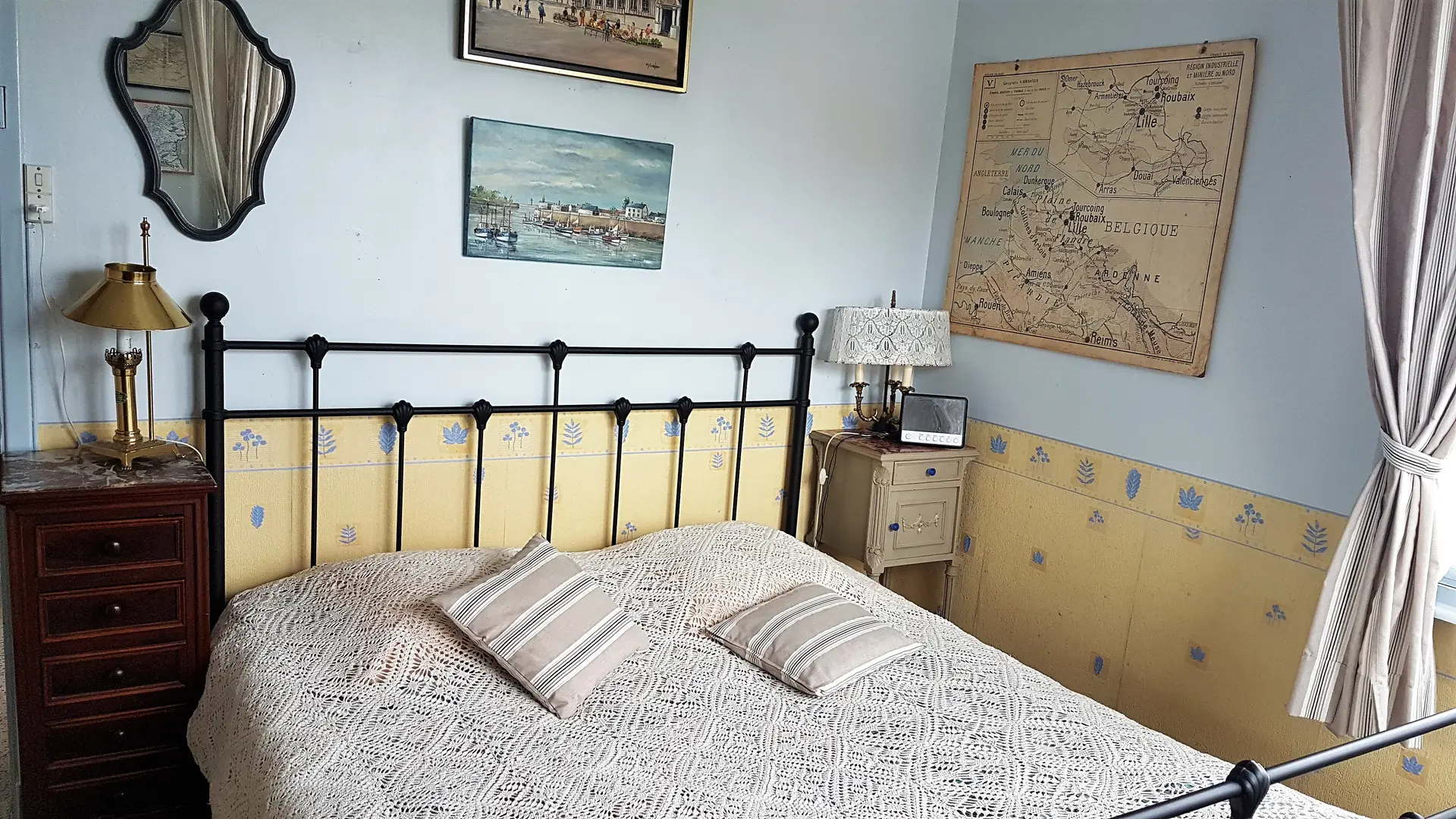 CHAMBRE BLEUE AU REZ-DE-CHAUSSEE