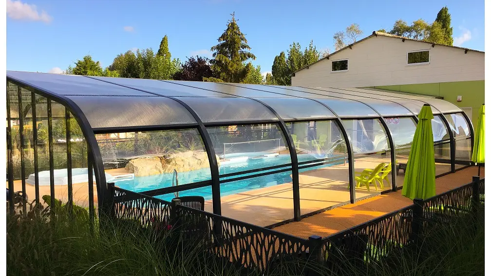 LE CAMP DES ROSES - Piscine Extérieure Couverte