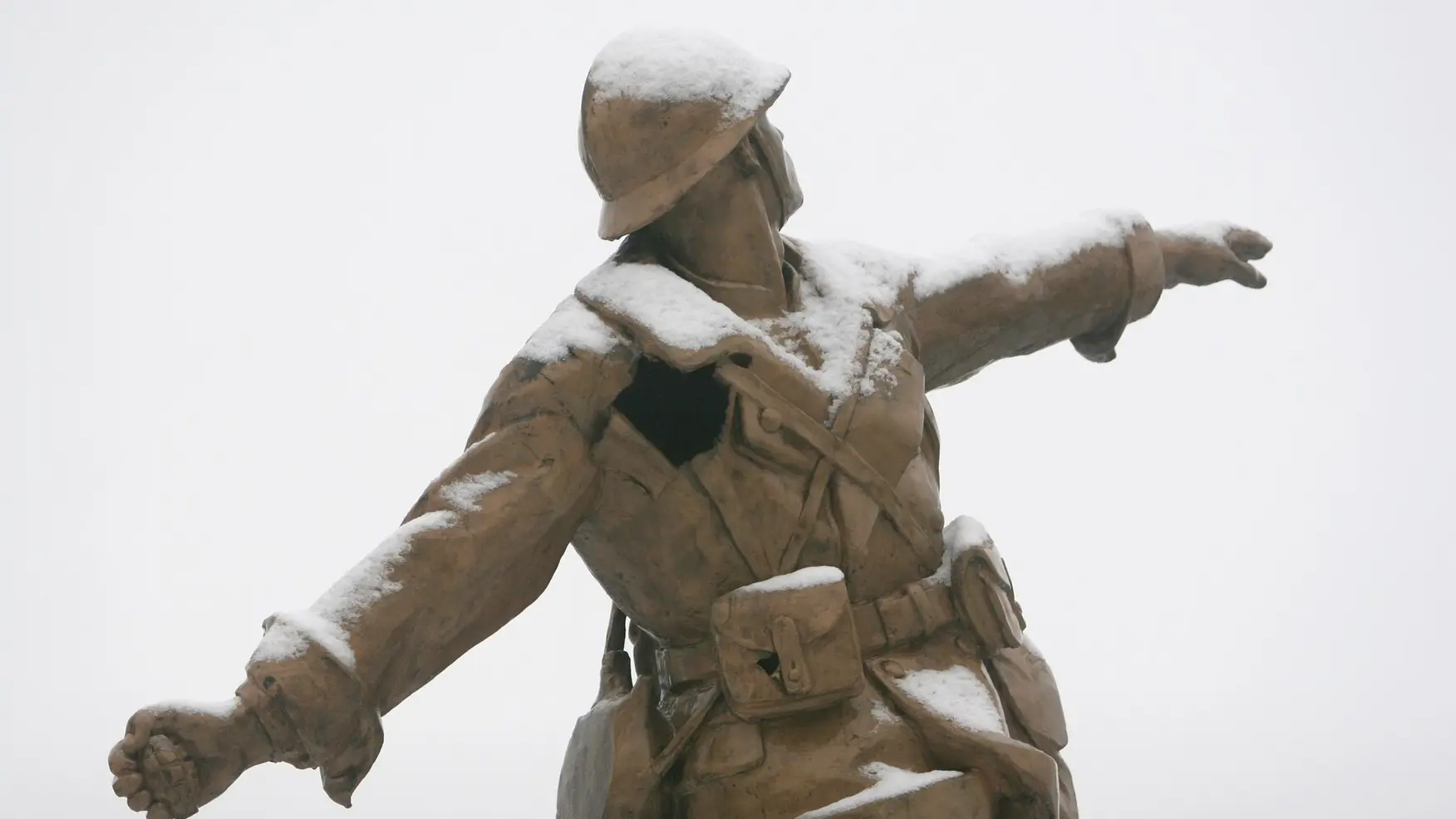 Statue du poilu à la grenade sous la neige