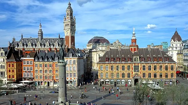©Velvet CC BY SA 3.0 Lille_vue_gd_place