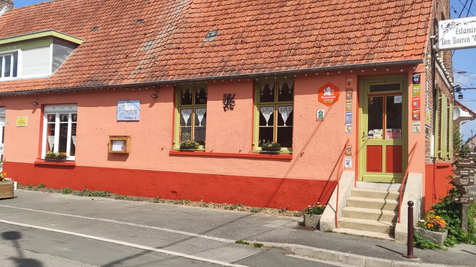 Façaderepeinte en cours de décoration