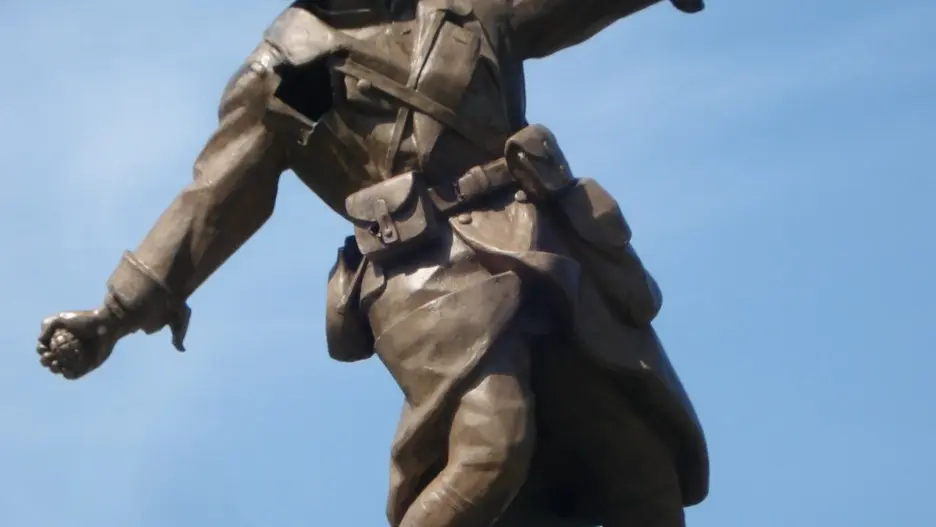 La statue du poilu à la grenade