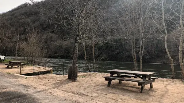 Aire de repos au bord du Lot à Estaing