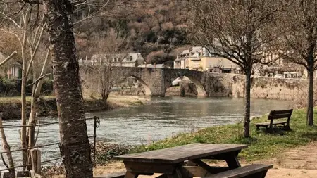 Aire de repos au bord du Lot à Estaing