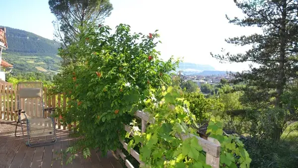 Vue sur le viaduc depuis une terrasse