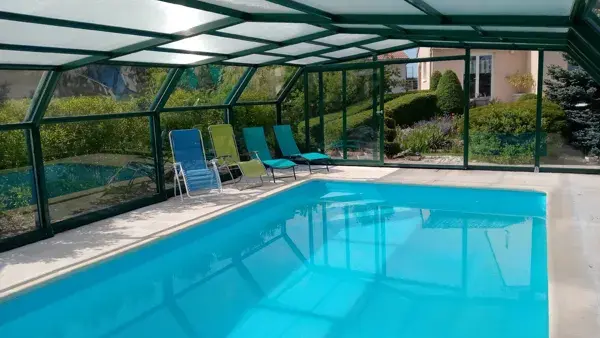 La piscine couverte privative au gîte