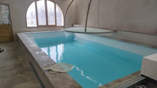 Piscine intérieure, À Mostuéjouls en Aveyron et à la frontière de la Lozère, au cœur d'une région qui regorgent de trésors, d'activités touristiques et sportives, le Soleilo est un oasis de calme et de fraîcheur. 💦✨😍
Cette chambre est équipée de tout le confort nécessaire pour un séjour paradisiaque. 😊
Spa, cuisine et cour privative, accès à des espaces verts privatifs et piscine. ☀️
En options : 
      Hammam, Sauna , Piscine intérieure avec nage a contre courant et massage a buse 
👉 Balade en 2CV 
👉 Massages 🙏

Réservez votre séjour:
☎️ 06 22 84 61 00 
👉 www.lesoleilo.com