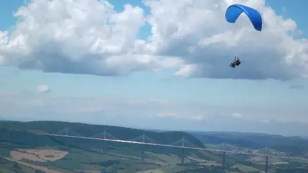 Vol au-dessus du Viaduc de Millau