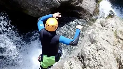 Saut dans les Gorges - Canyoning dans les Cévennes