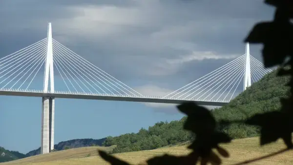 De la grande terrasse vue sur le célèbre viaduc de Millau tout proche