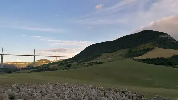 Le viaduc de Millau tout proche et l'activité agricole du hameau