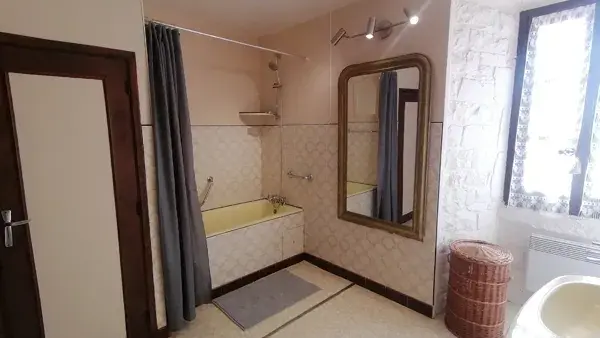 Salle de bain spacieuse avec baignoire