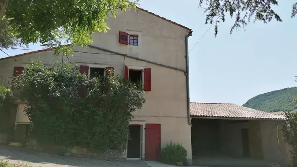 Accolé à la maison se trouve l'abri pour voitures  Abris parfois partagé avec l'hôte lors de ses venues