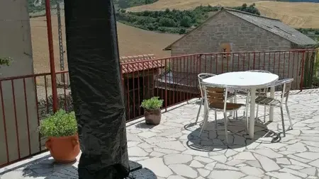 Grande terrasse avec coin repas et coin repos