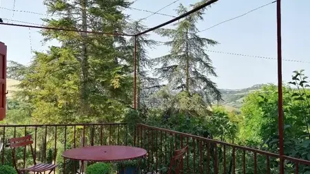 Terrasse orientée plein Ouest pour petits déjeuners et repas