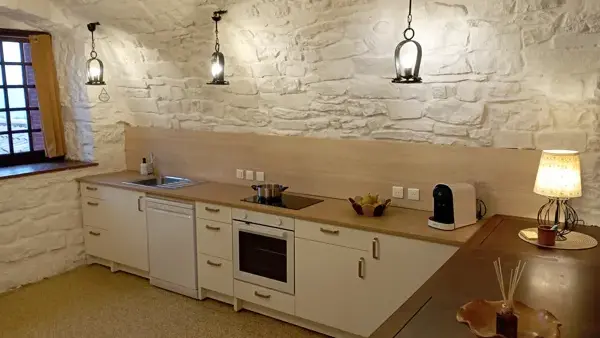 Espace cuisine ouvert Table pour les repas Vue sur le viaduc