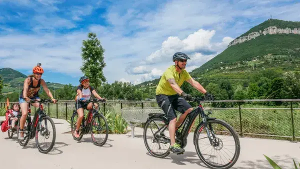 Balade VTC électrique en famille sur les pistes cyclables de Millau