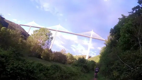 Couleur de Printemps sur le Viaduc de Millau