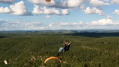 Acrobi Parapente au dessus des causses